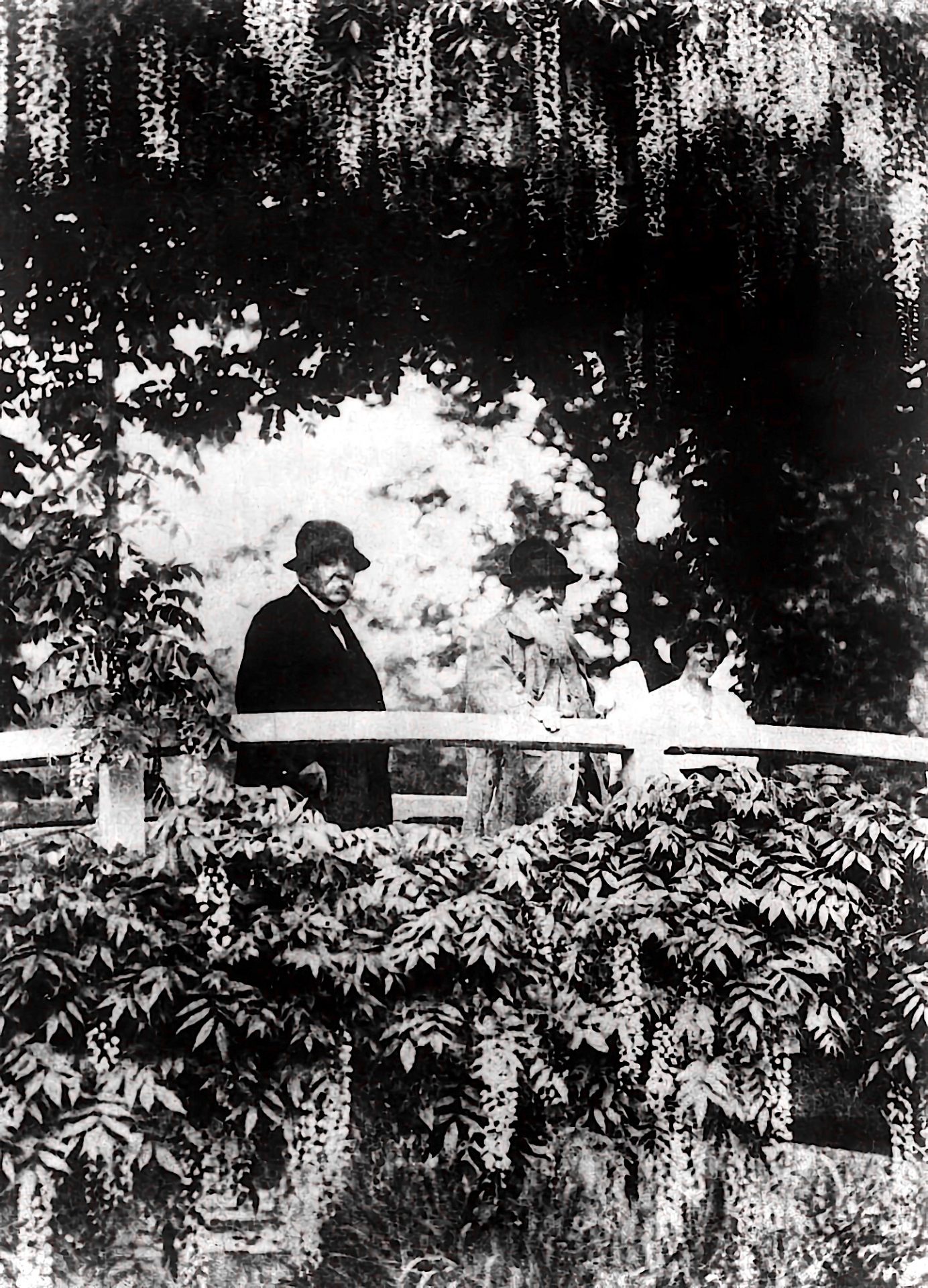 Clemenceau dans la jardin de Monet